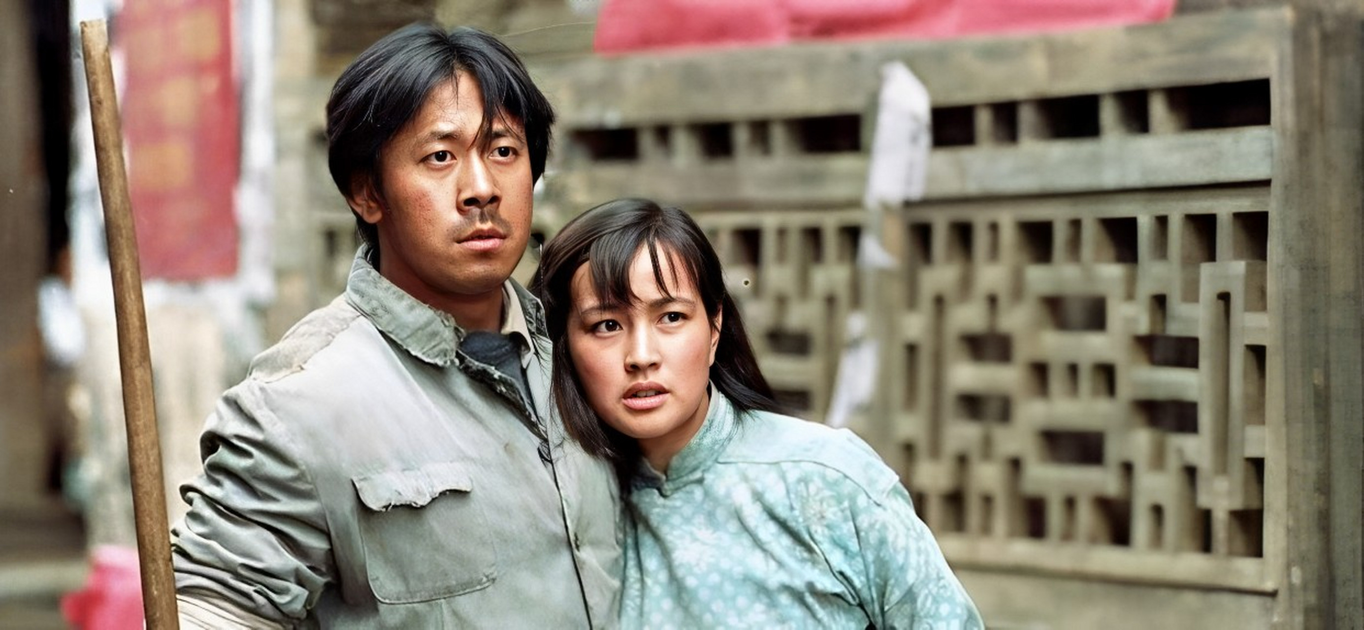 1992年,40岁的刘晓庆和29岁的姜文在天津机场愉快地摆姿势