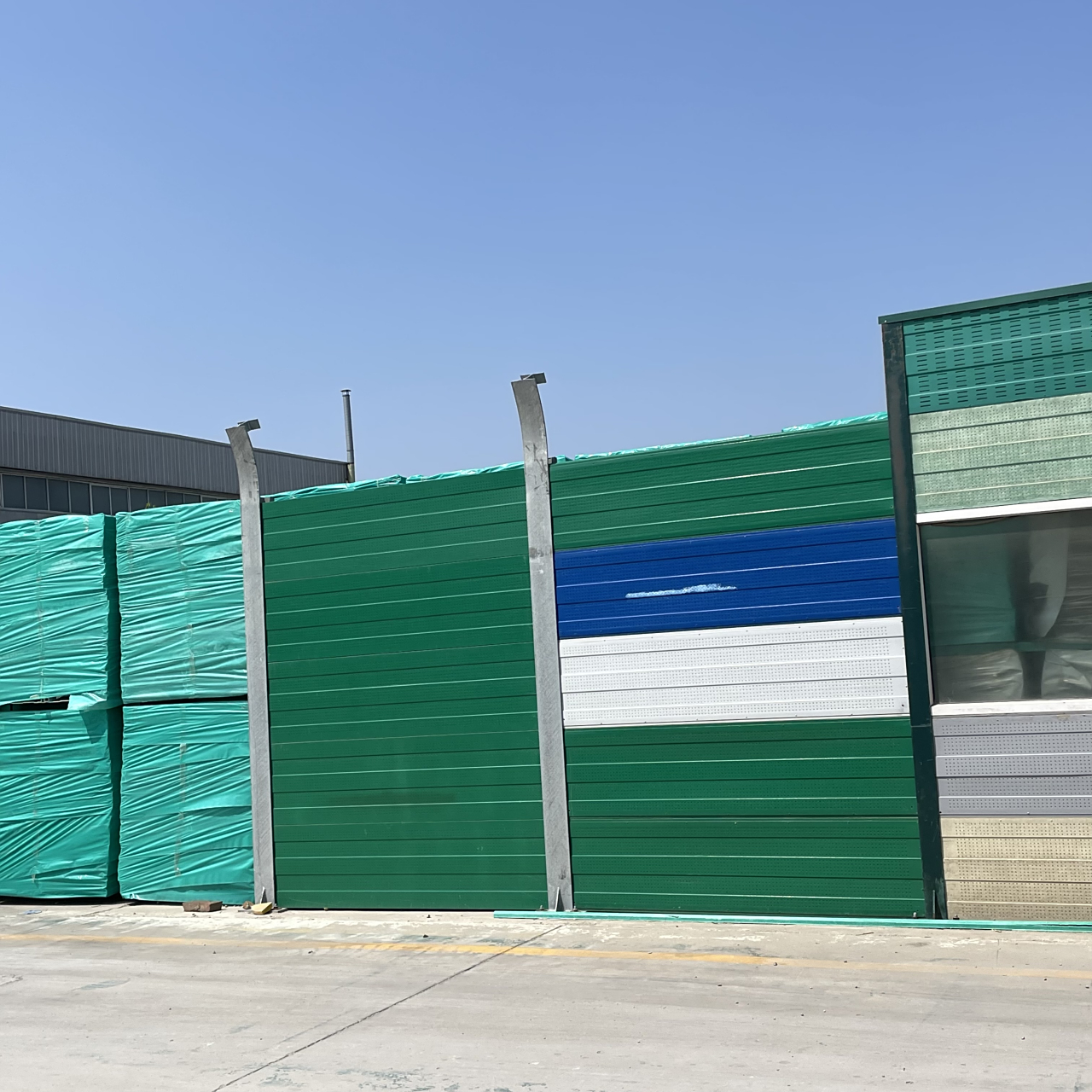 公路玻璃钢声屏障具有结构轻便,耐腐蚀,隔声效果好等特点,可广泛应用