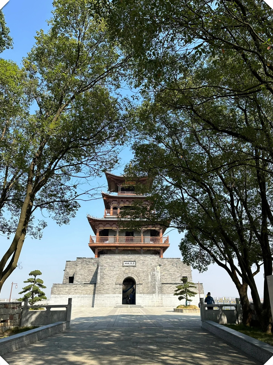 在吴城古镇,你可以欣赏到水上公路的景致,还可以参观望湖亭,码头和