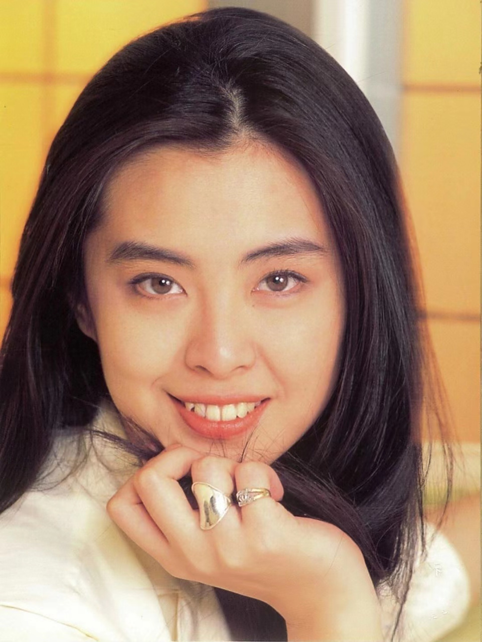 56岁王祖贤近照# 女神王祖贤现身寺庙礼佛,五官大变样,影迷心中永远