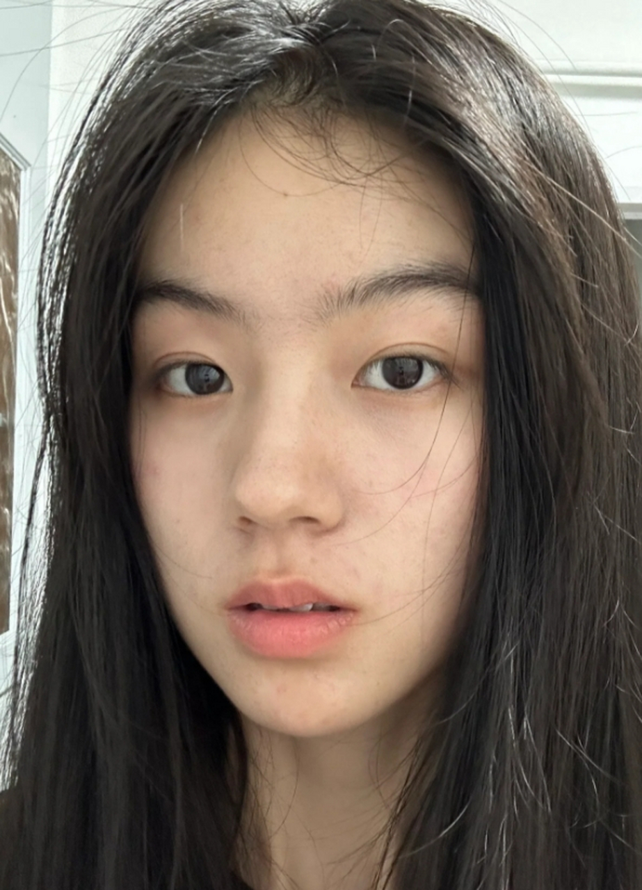 模特的伪素颜自拍 作为一名模特,春春以其清新自然的外貌和优秀的表现