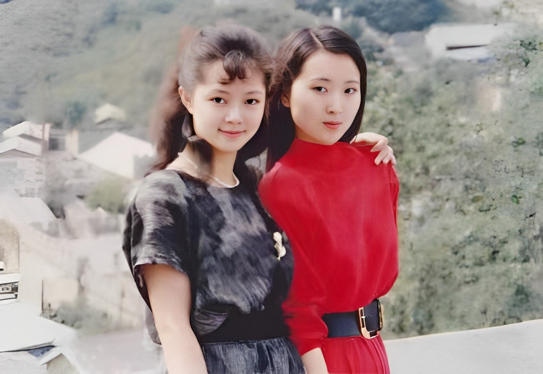 这是"林妹妹"陈晓旭和"宝姐姐"张莉在长城上的合影.