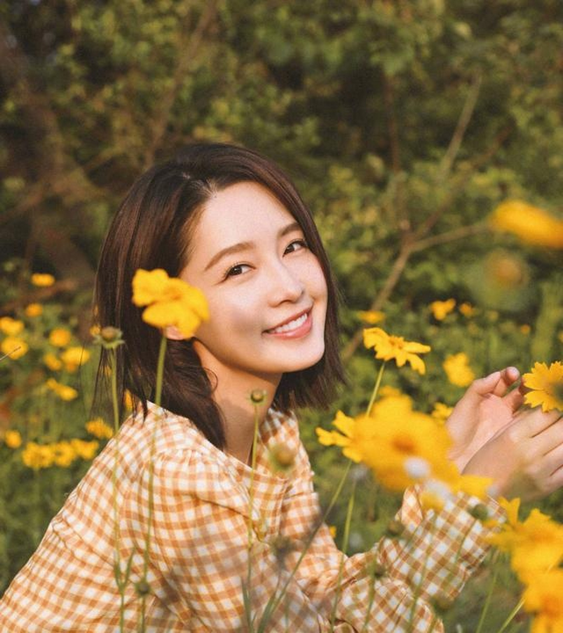 李沁饰演的夏初是n市科学家夏光远的女儿,医科大学毕业后执意到g市