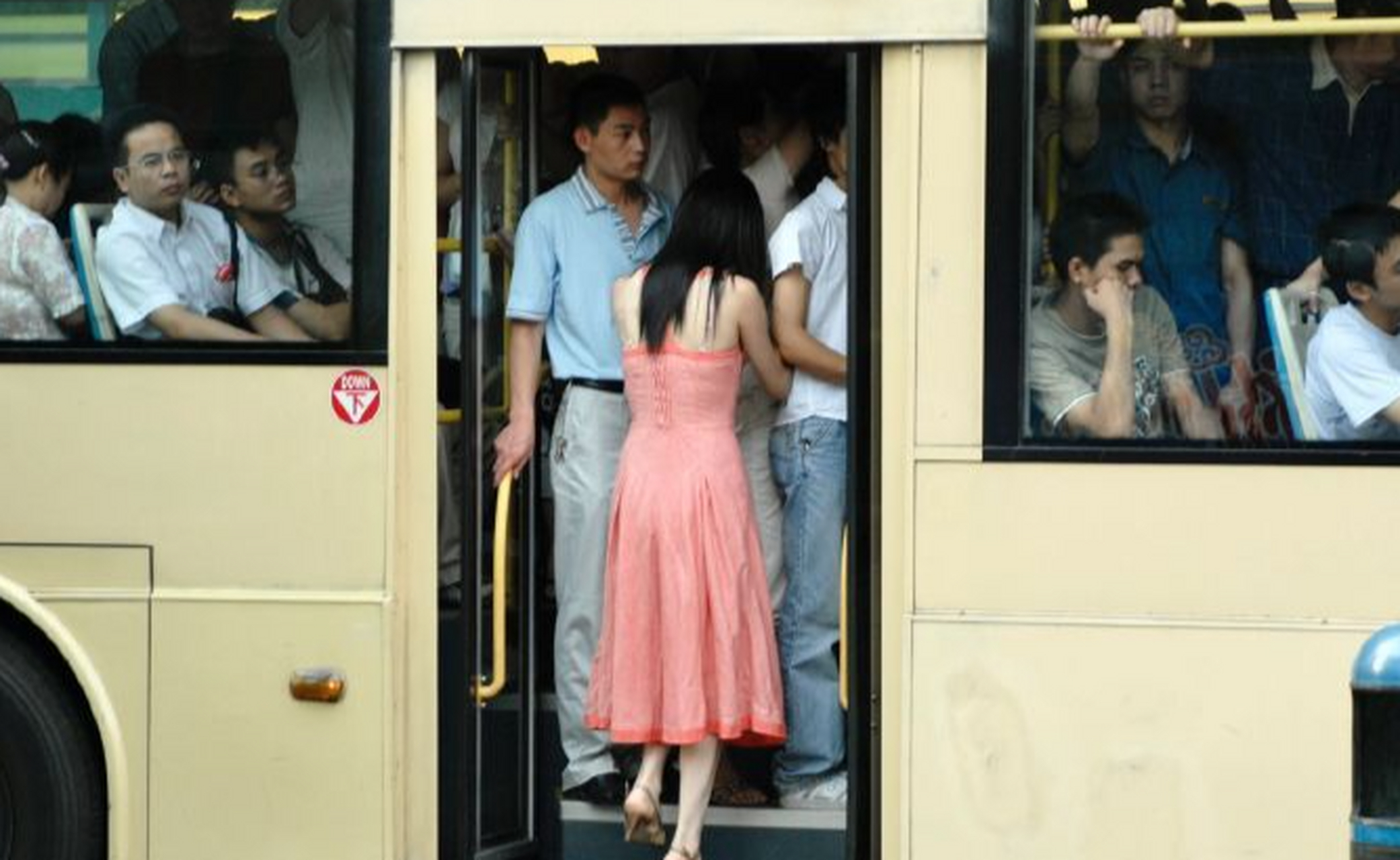 2007年,广州,挤公交的年轻人!
