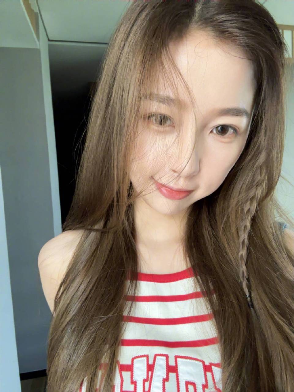 虞书欣穿条纹背心晒出游美照 活力满满少女感十足   4月27日,虞书欣在