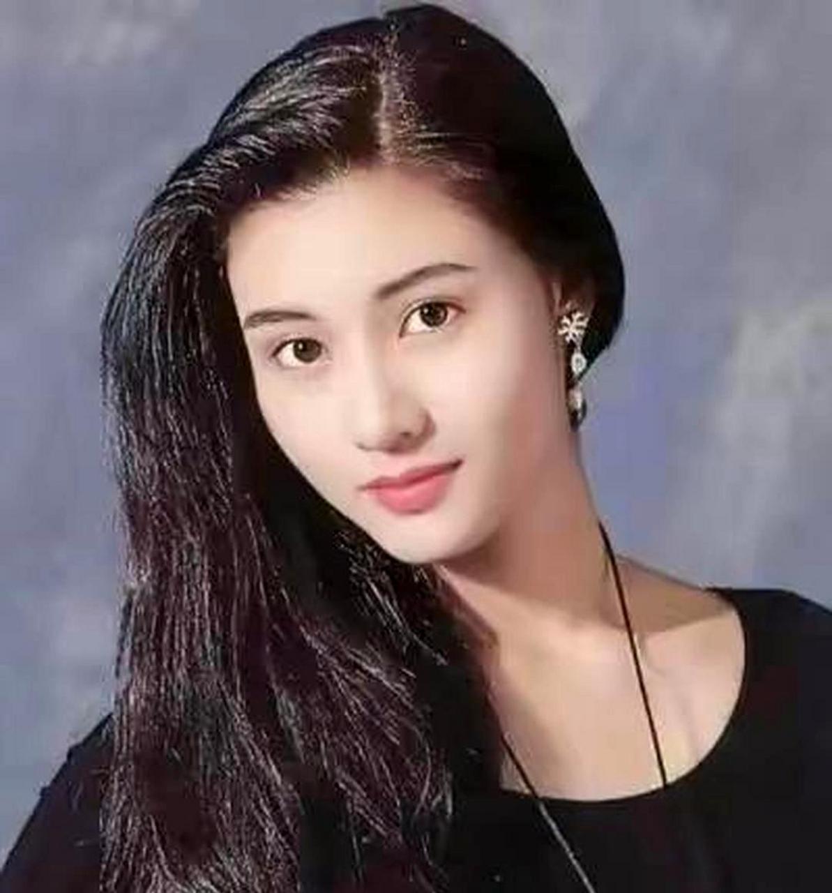 李嘉欣年轻时的美貌堪称盛世之最,令人惊叹不已.