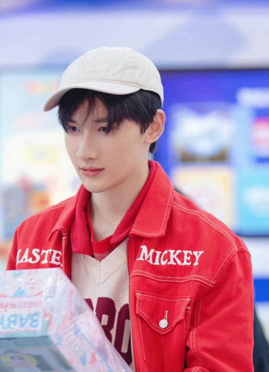 余宇涵红色牛仔外套造型!时尚帅气元气满满,红红火火元气男孩!