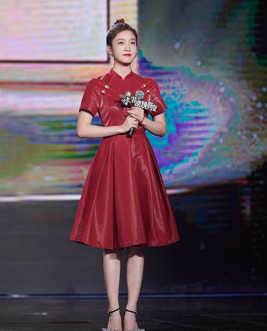 张雪迎中国红写真氛围感拉满 扎丸子头俏皮可爱少女感十足