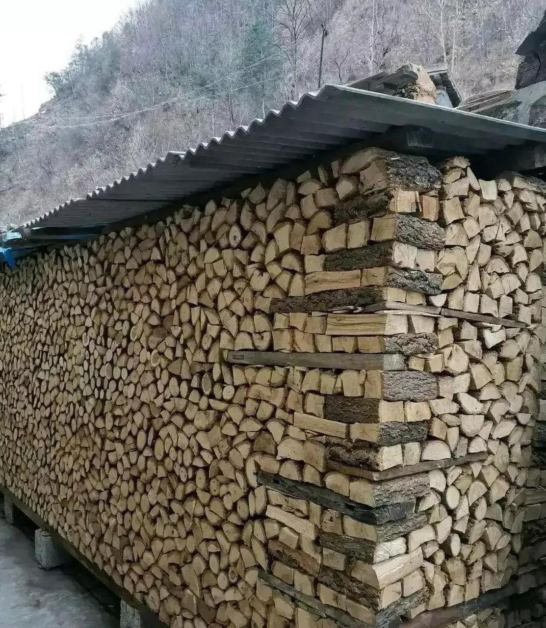 陕西一韩姓老人,女婿是华为的资深工程师,过年帮忙堆的柴垛,老人至今