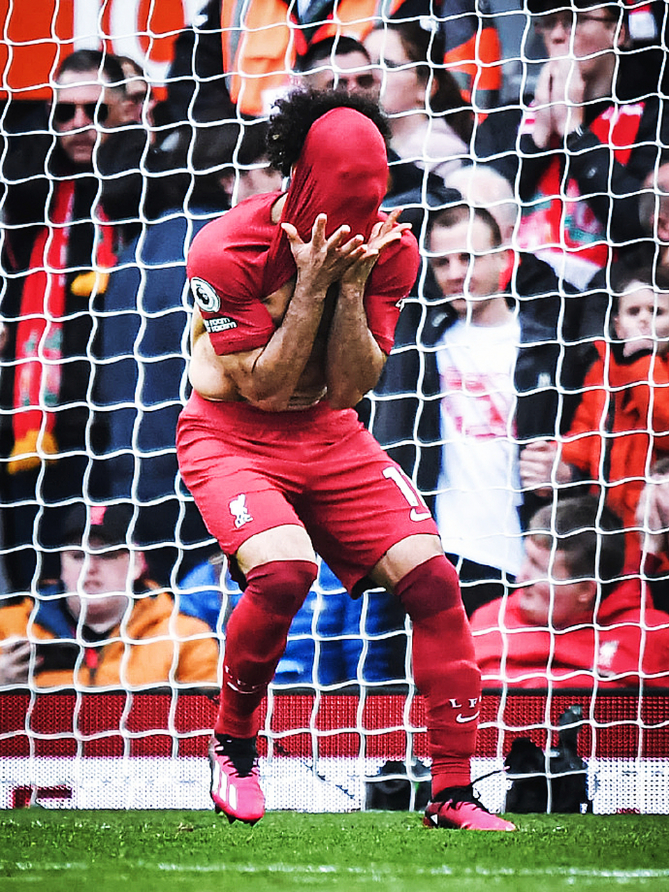 利物浦# 【萨拉赫的腹肌】在利物浦2-2战平阿森纳的比赛中,萨拉赫