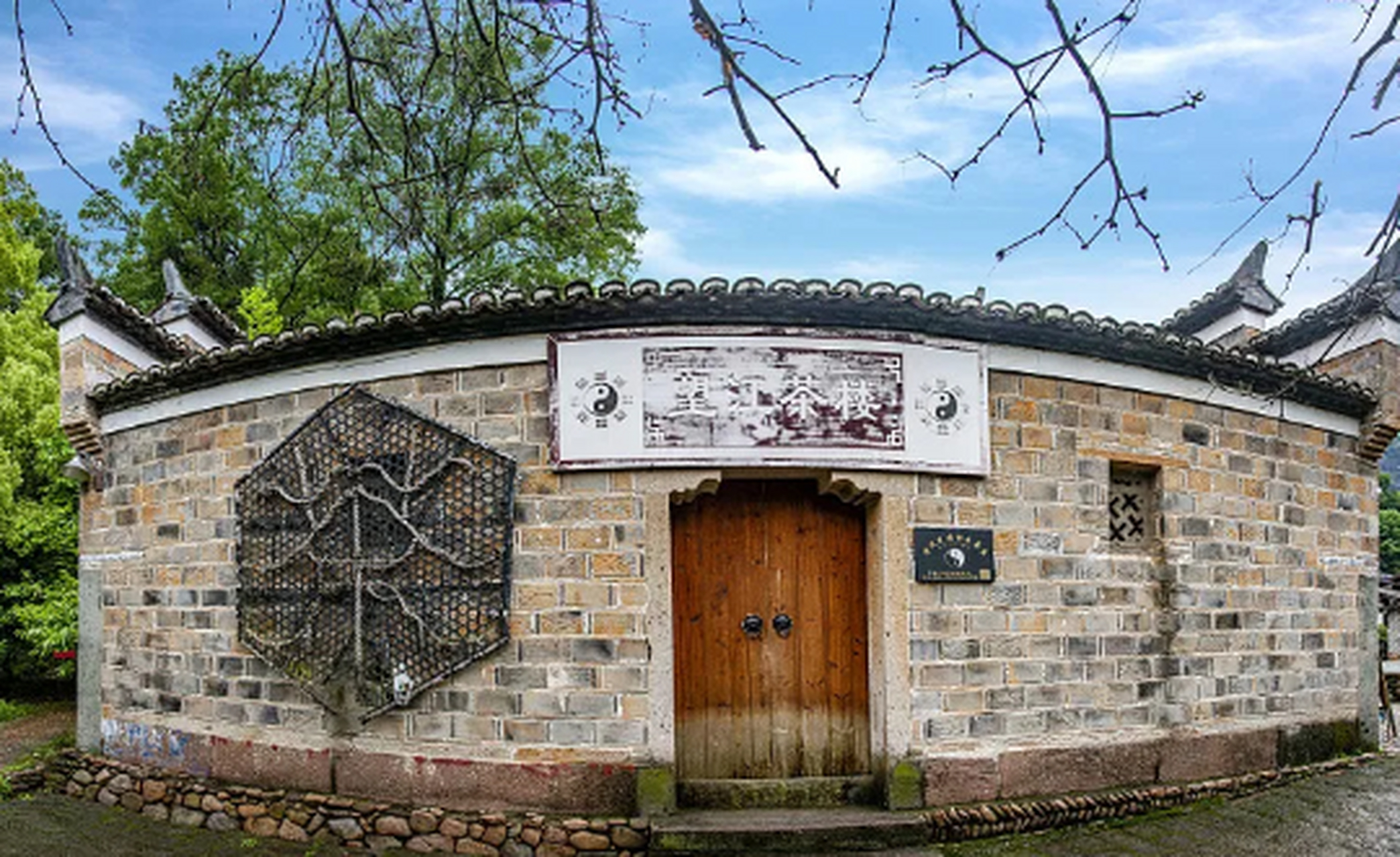 龙虎春日纪#来无蚊村了, 该村依山傍水,峰峦秀丽,村内树木葱茏,村前