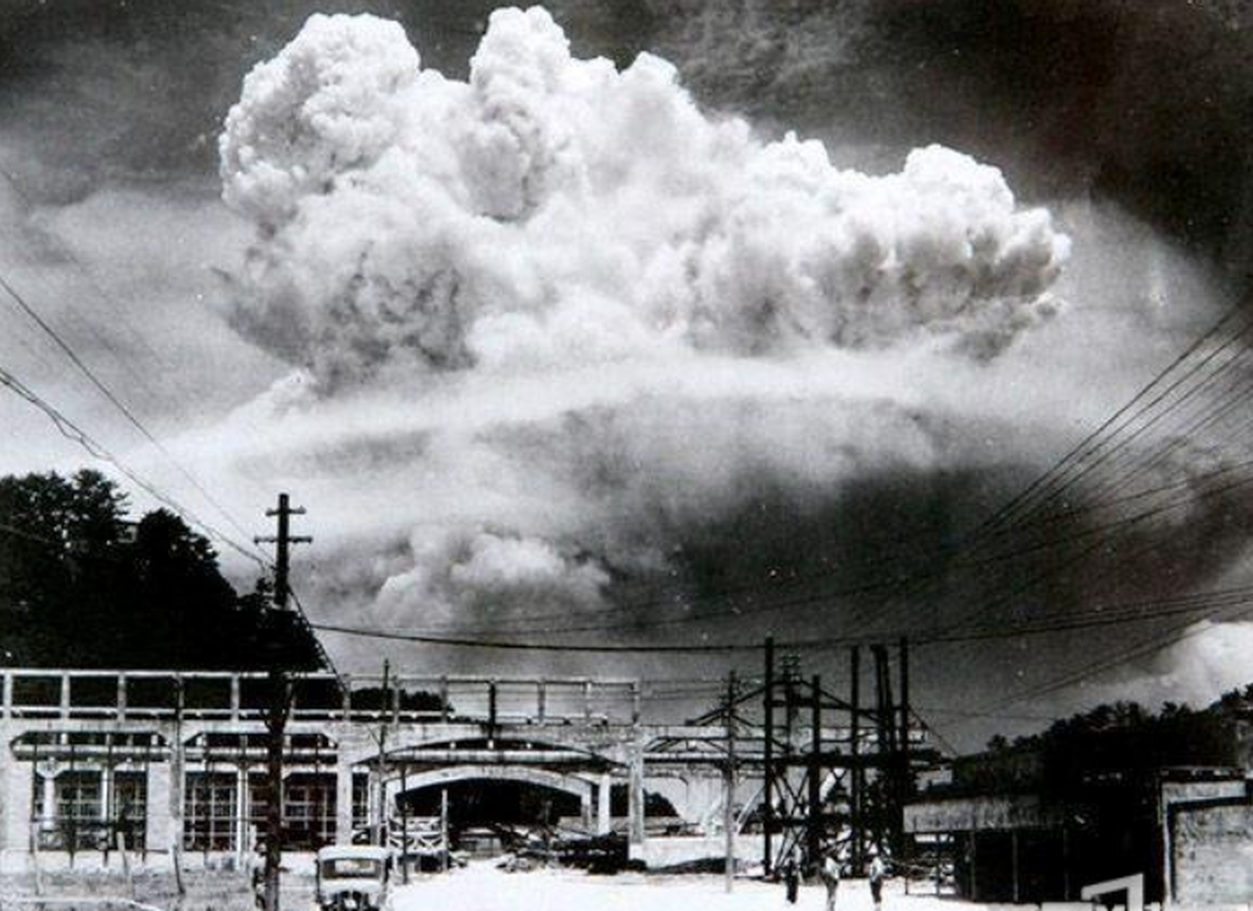 1945年8月9日长崎爆炸瞬间的蘑菇云,那个时候在长崎的日本人民有多