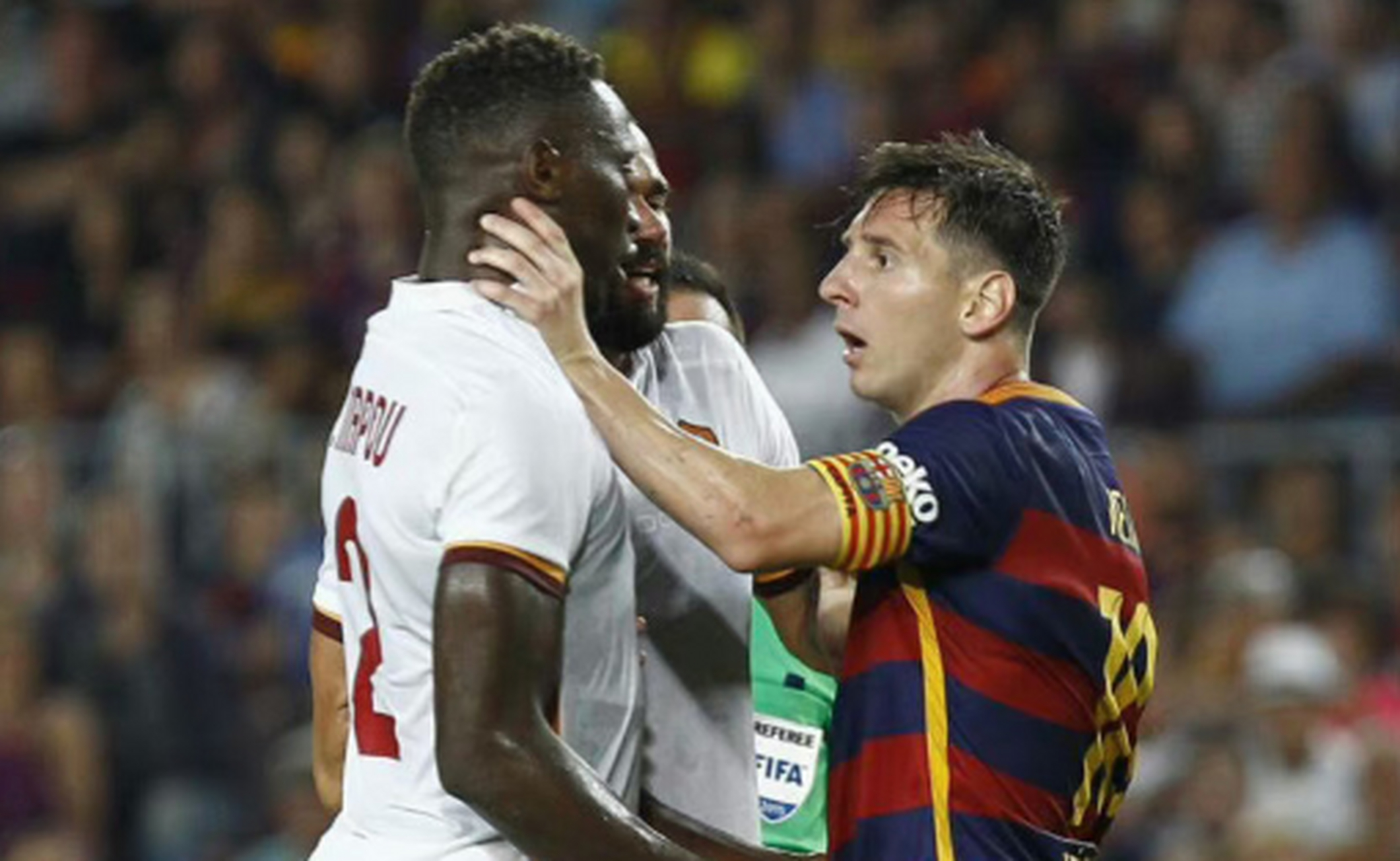 c罗锁喉防守染黄# 前者更像是身体失去重心后手臂挂在对方脖子上倒地