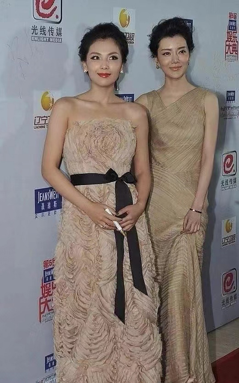 车晓和刘涛同台出席时尚活动,车晓自信大方,刘涛漂亮端庄,两位一看就
