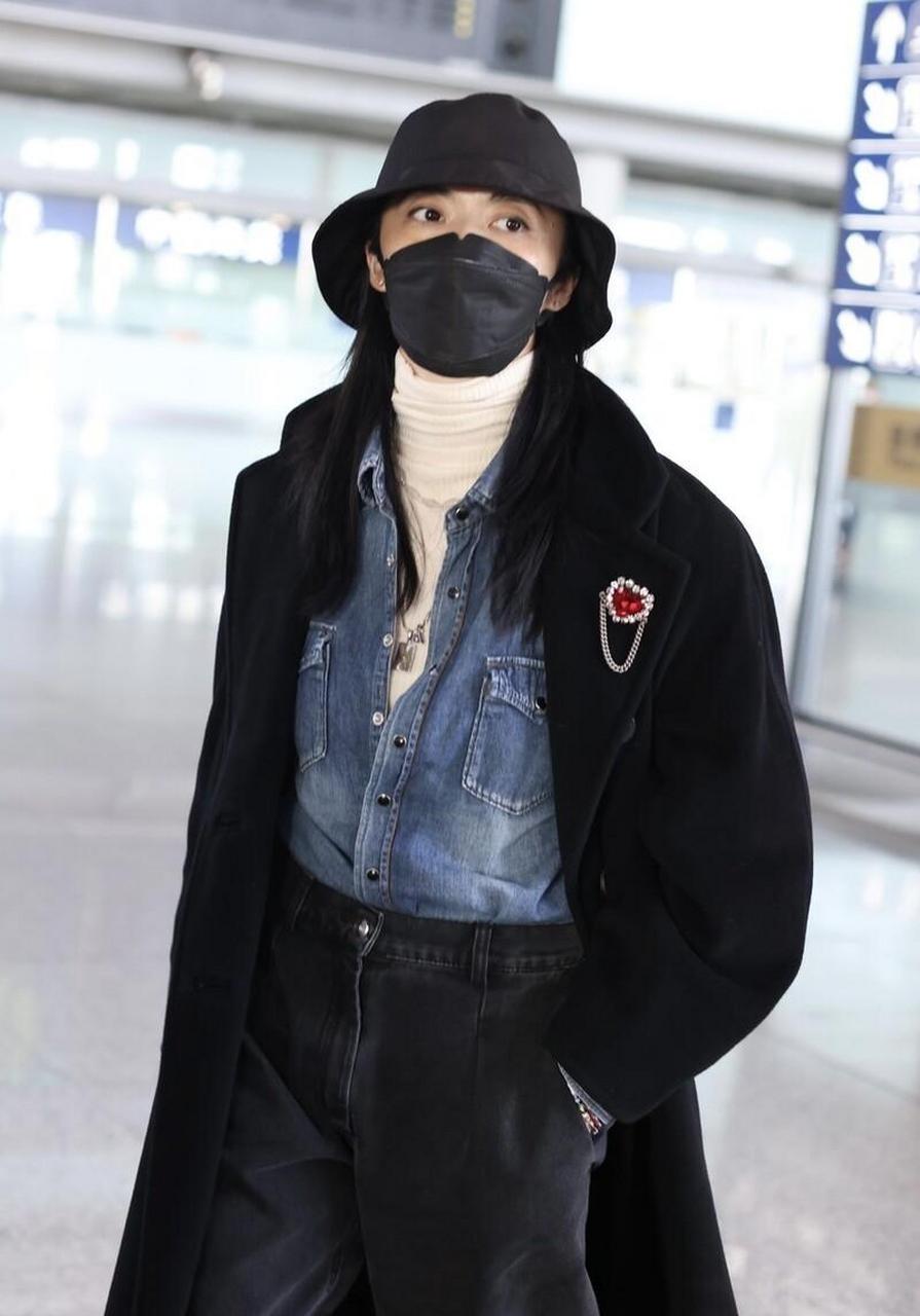 姚晨机场街拍,黑色大衣 牛仔衬衫 黑色牛仔裤帅气潇洒[比心]