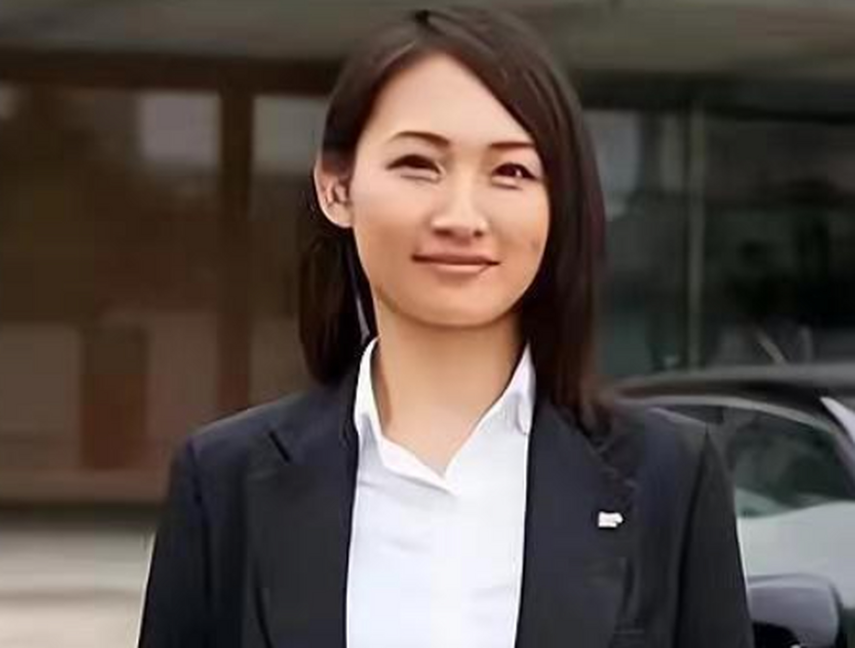 照片中的女子叫石田萌美,曾是安倍的女保镖,被外界称为"日本第一女