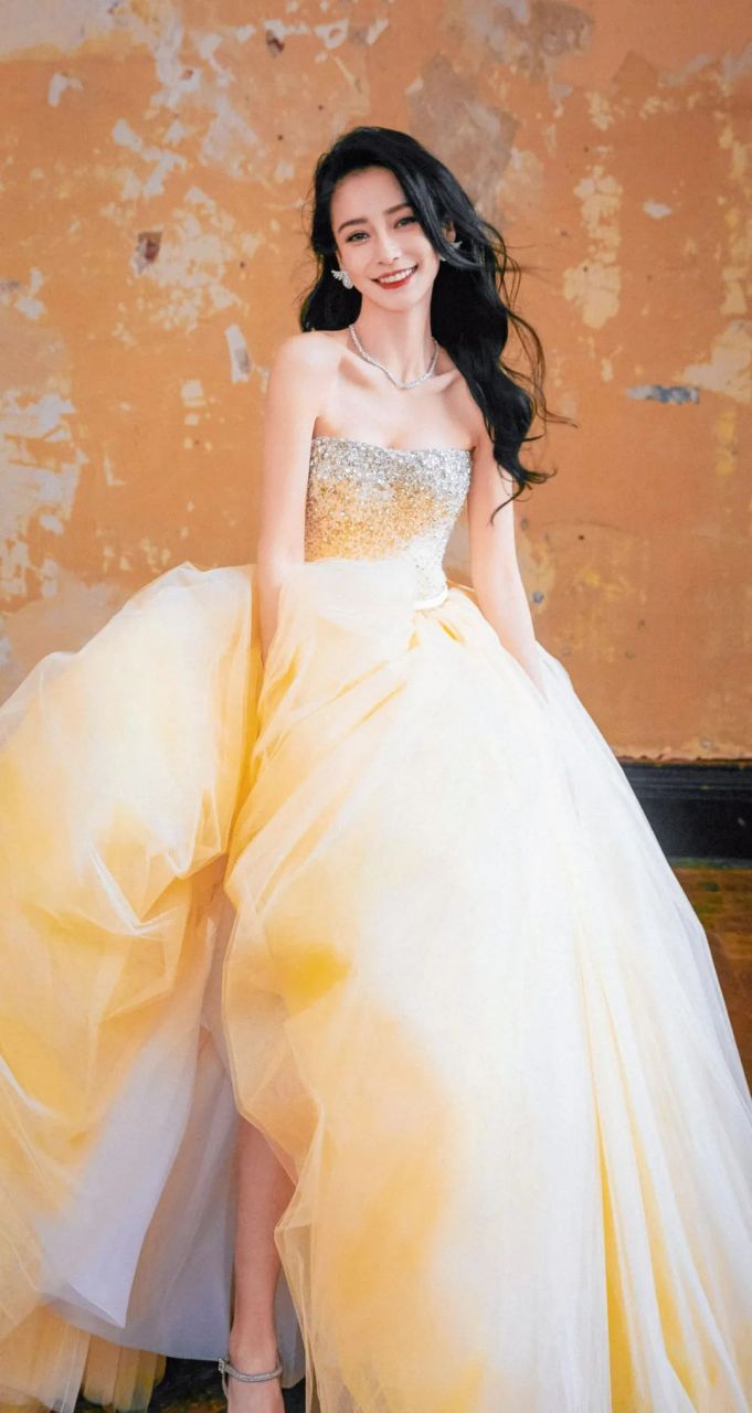 angelababy 金色礼服长裙写真,真的是优雅灵动的内娱美人