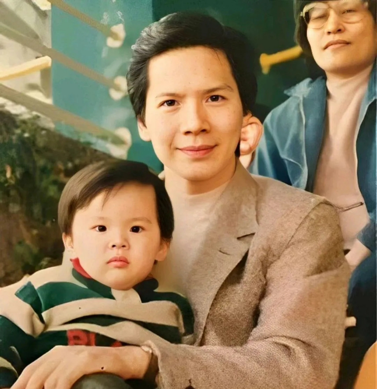 向华强抱孙女 vs 向华强抱着儿子,笑容明显不一样,对孙女的喜爱藏都藏