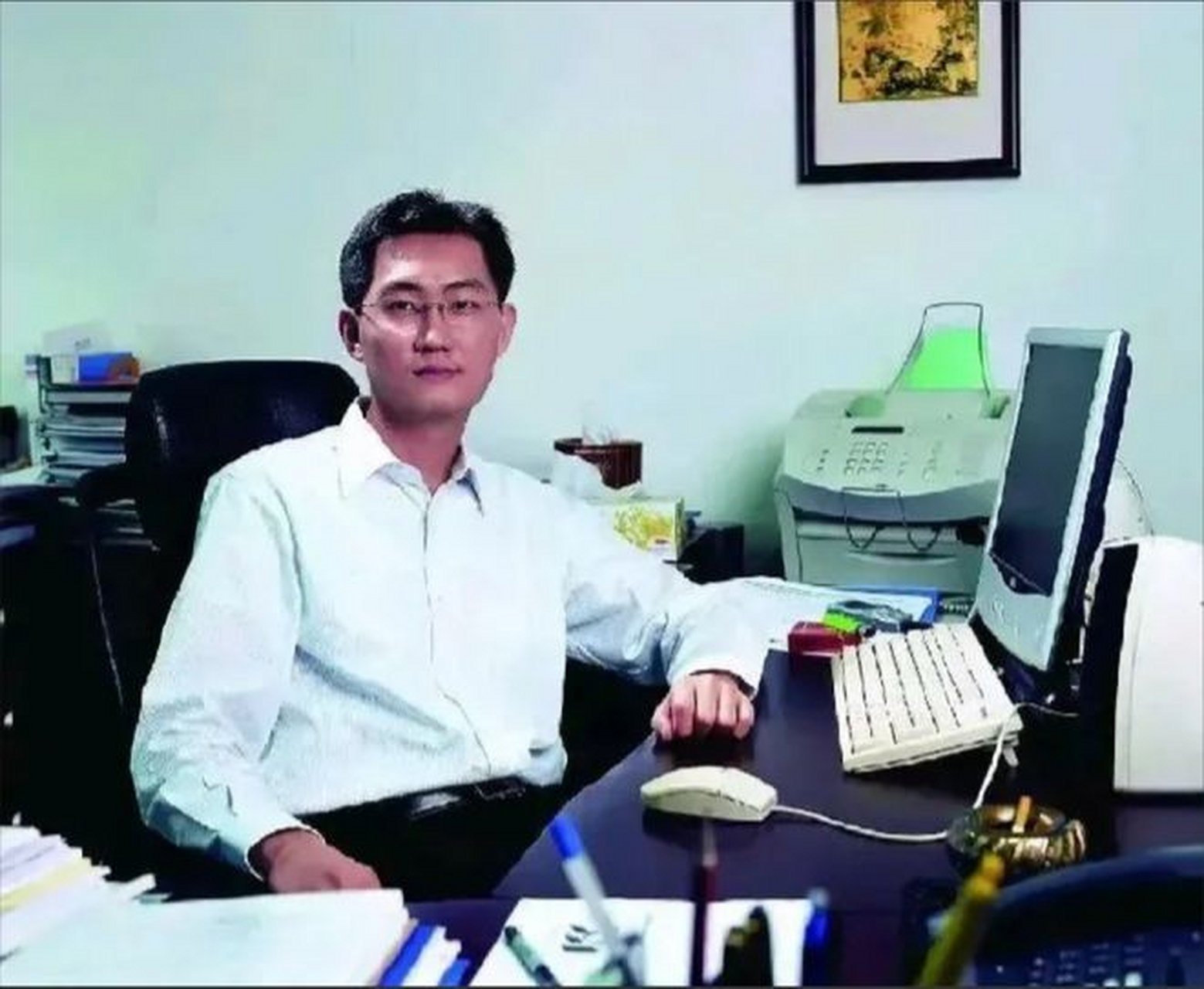 1998年,年轻的的马化腾刚刚创业,桌子上放着一盒"华子",那时候"华子"