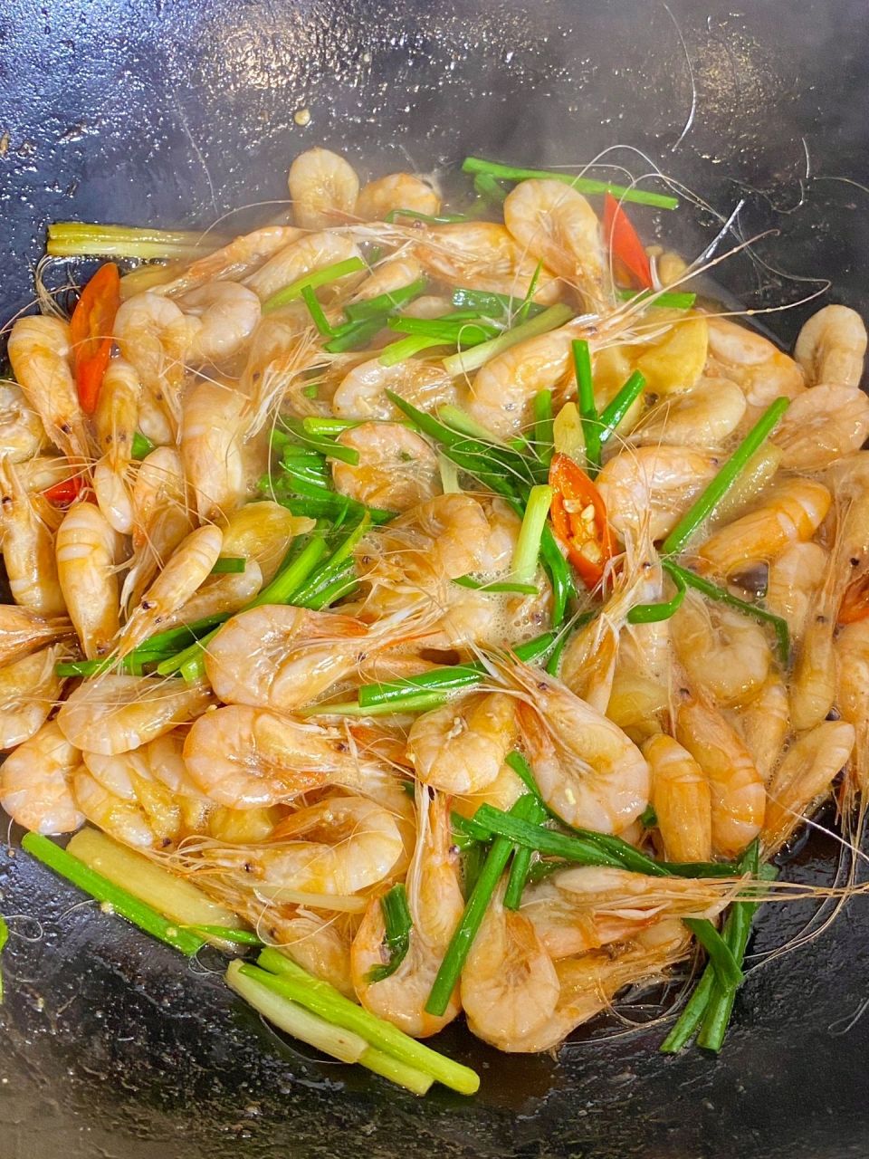 家常菜葱爆白米虾,鲜上加鲜的口感太美味  今天买了超新鲜的白米虾