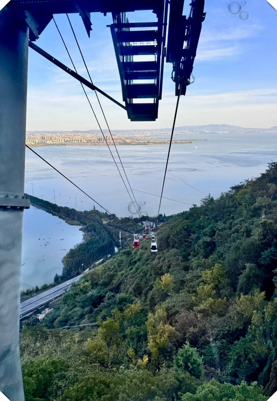 滇池水上缆车  滇池西山索道,100元往返票,只需20分钟即可抵达龙门