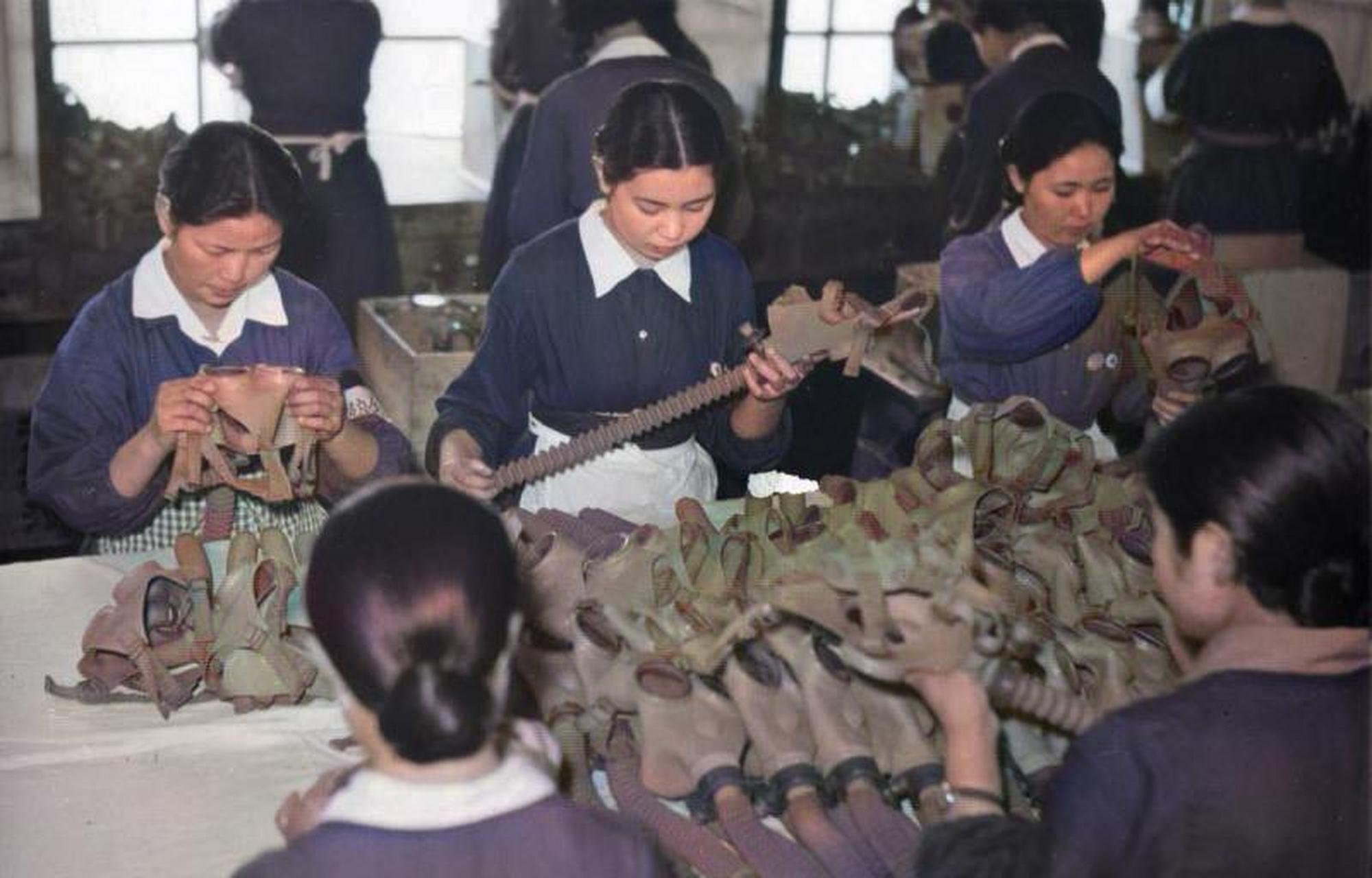 1941年的日本兵工厂里,妇女们正在制造军用防毒面具.