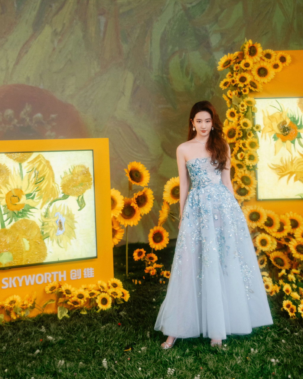 刘亦菲一袭georges hobeika 2023秋冬高级定制系列亮片薄纱长裙亮相