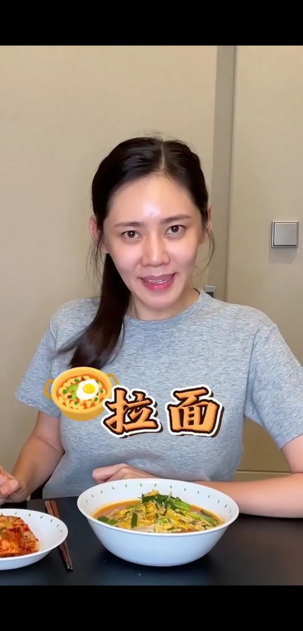 秋瓷炫这素颜的样子真不如普通人啊,在家原来这么随意,还是要注意一下