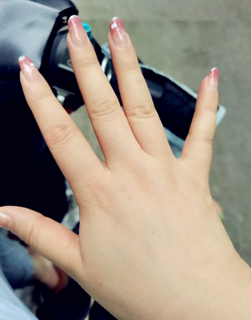 这手又白又嫩,一看就有福了![偷笑]