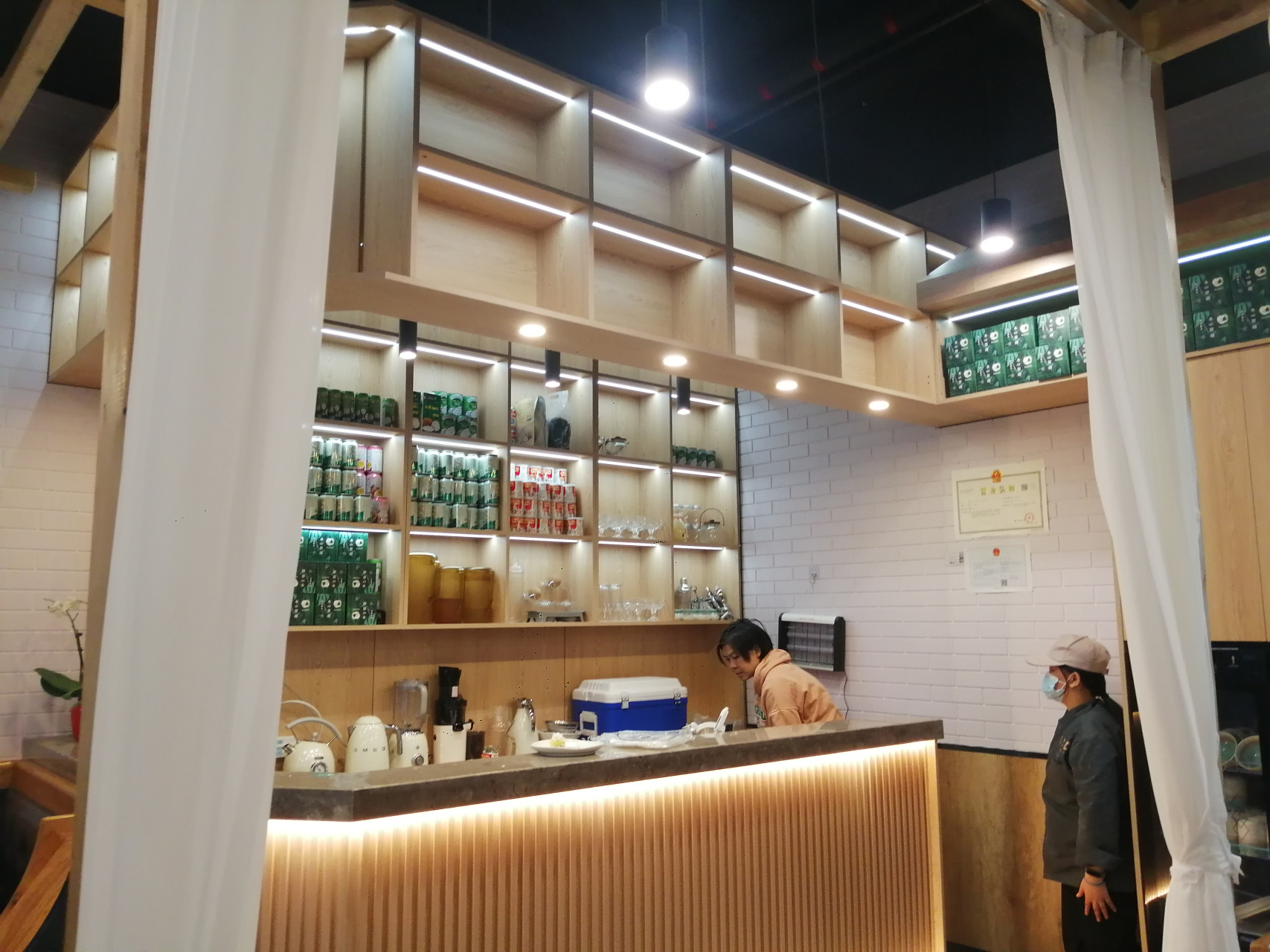 不是周末,到南宁百花岭的炬城星悦荟逛一层,人不多呢,但是听说周末来