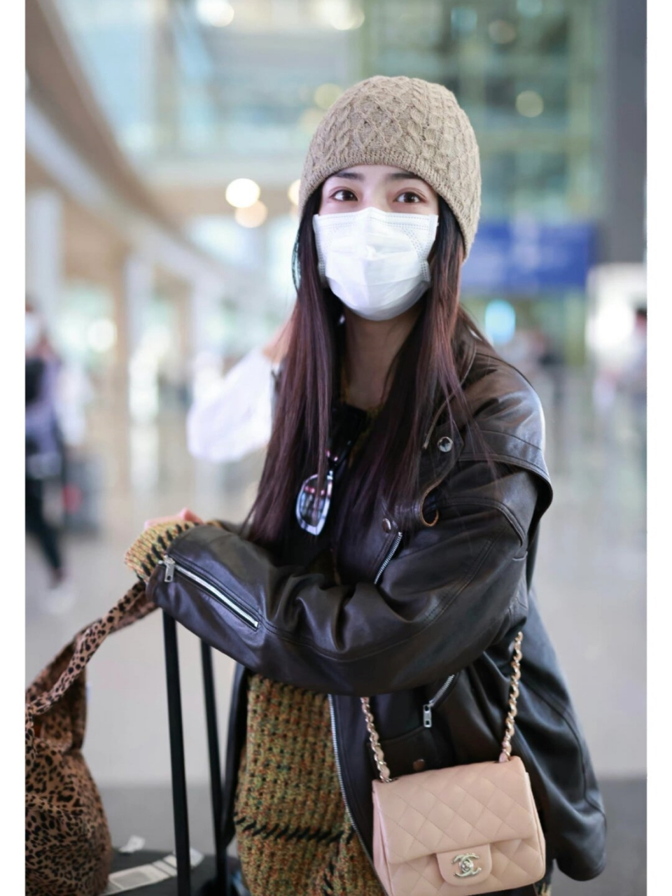 徐璐同款包包  酷酷的一身配着可爱的的米粉胖子就变得甜酷甜酷的!