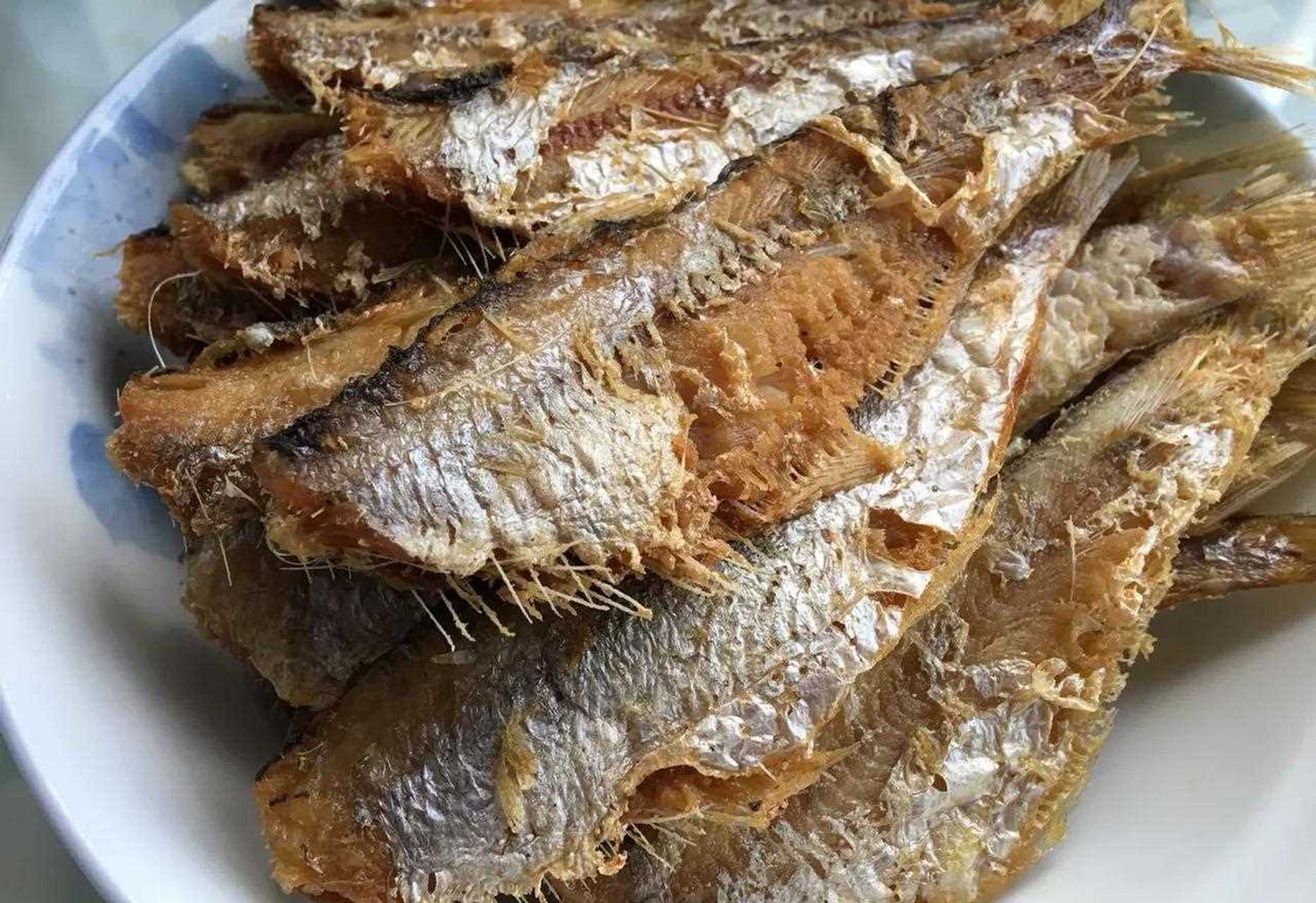 小时候经常吃黄鲒,此种小海鲜在每年份形成汛期,因身板薄而骨刺多被