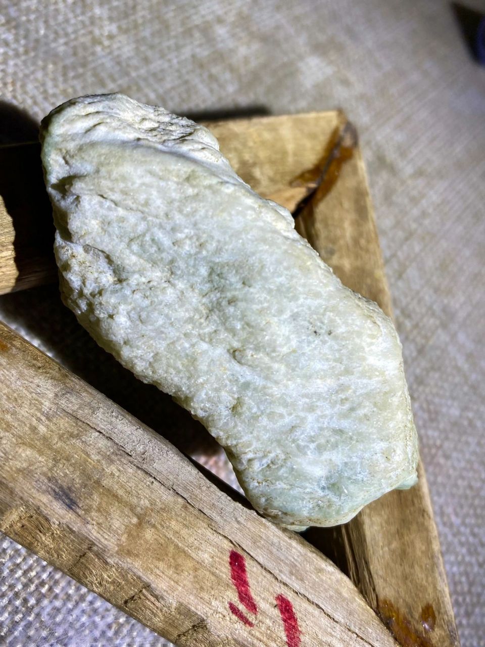 点击头像看直播# #翡翠原石#100克,老坑木那脱沙料,包浆皮,料子品相