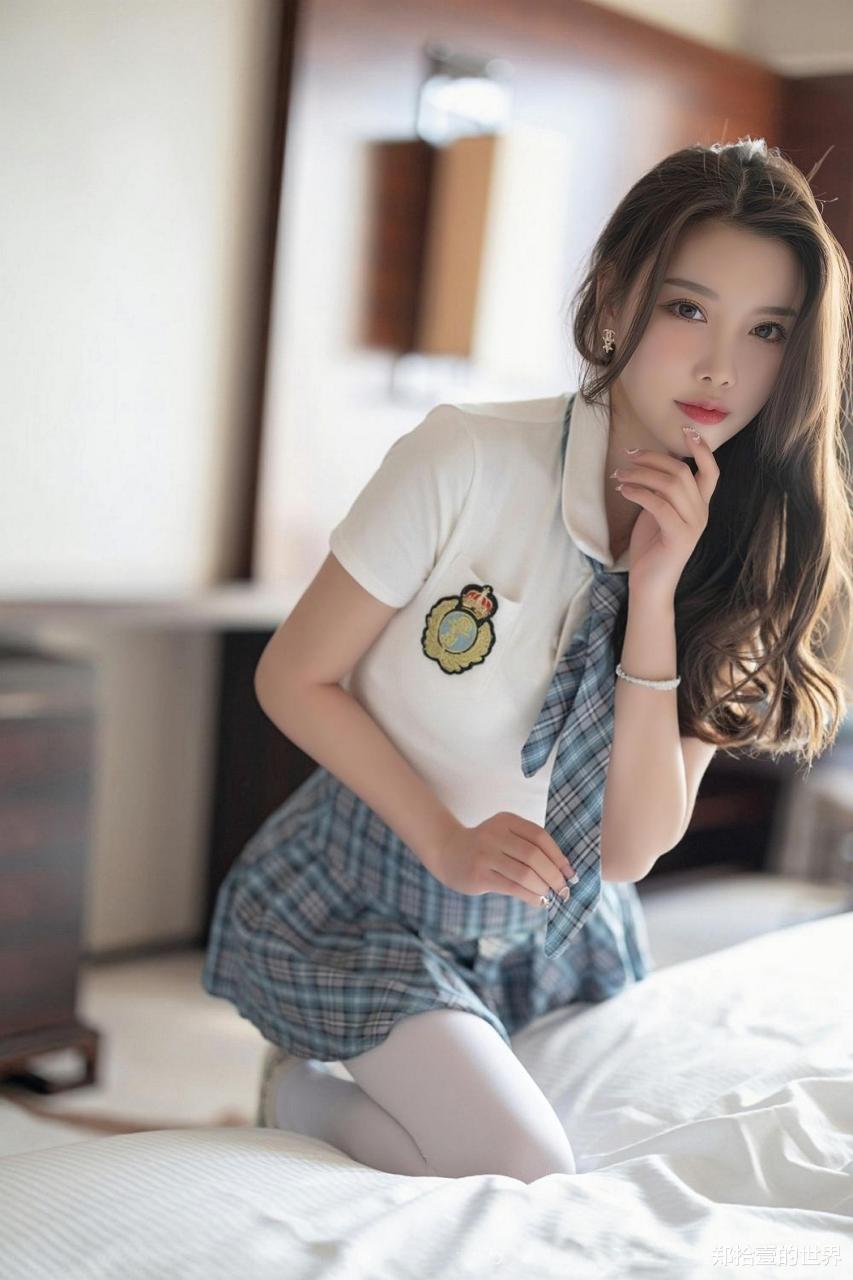 白色t恤格子裙搭配白色袜子,娇柔曼妙妩媚动人