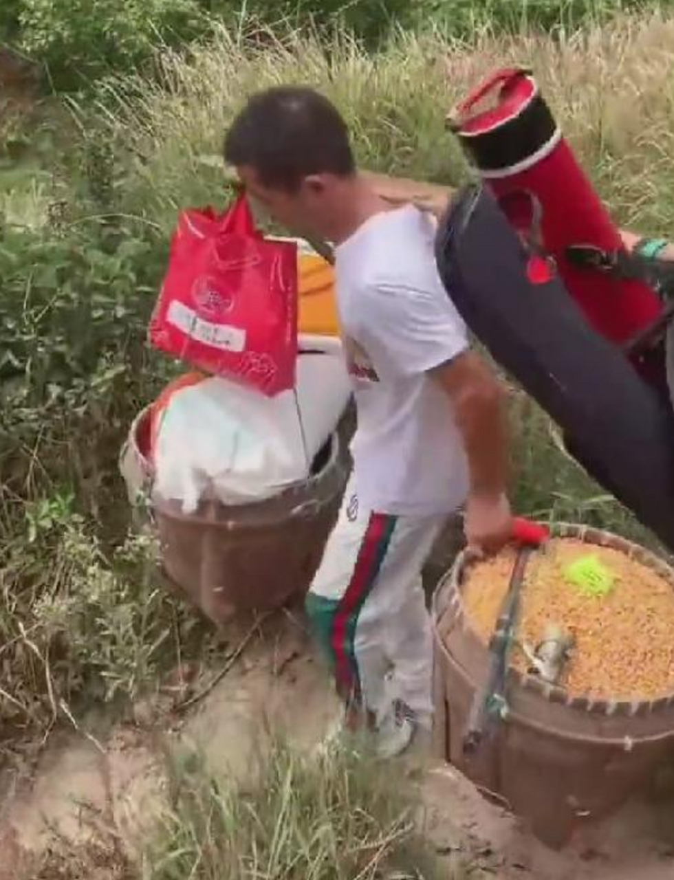 这是直接炸鱼塘么?