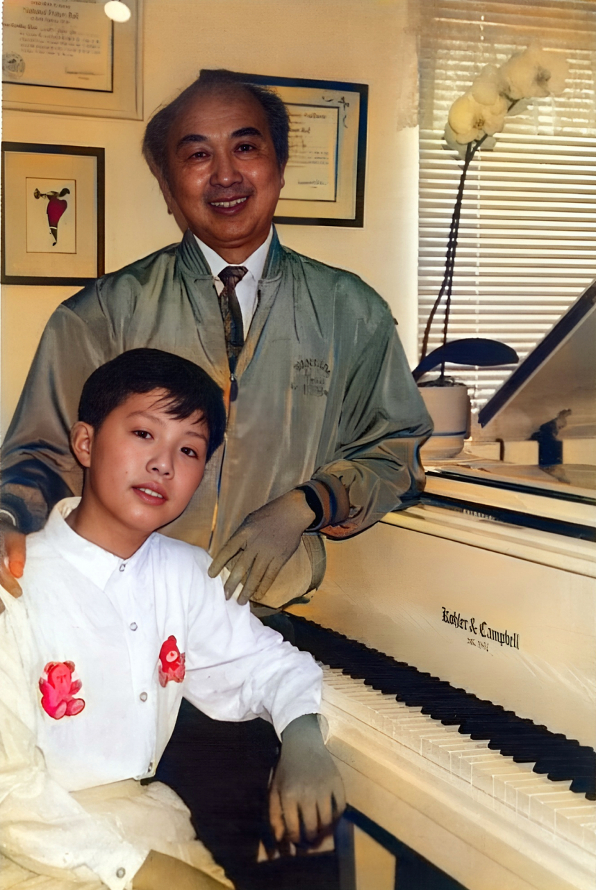 1995年,13岁的李云迪与老师但昭仪在美国参加国际钢琴比赛期间合影.