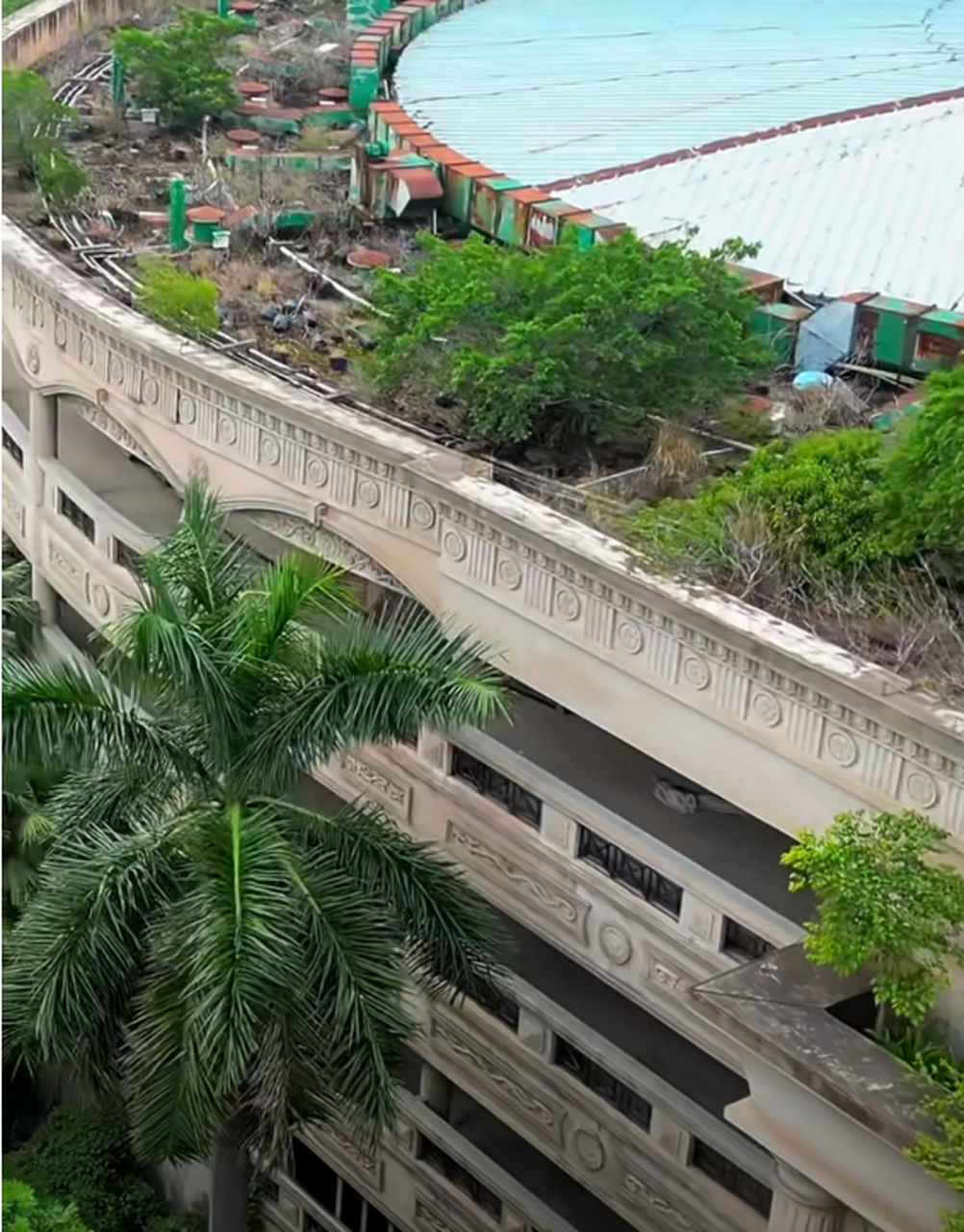太子酒店 曾经名震天下,美女豪车如云 一场大雨过后,如今已是杂草丛生