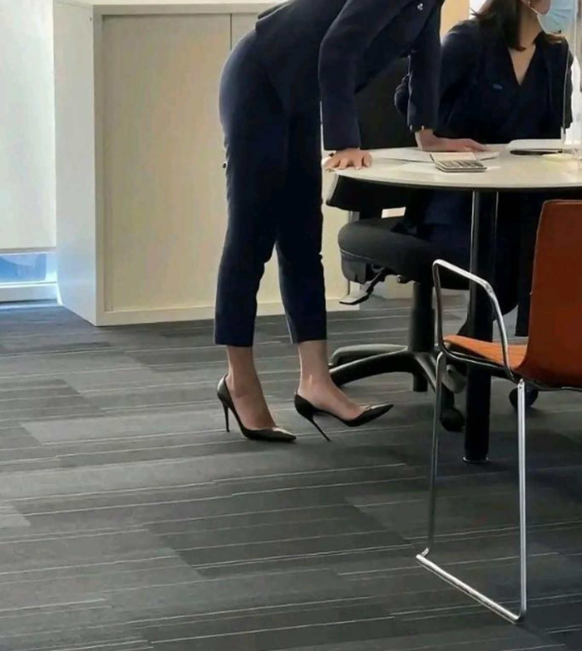 公司新来的总裁女助理,很精干的样子.