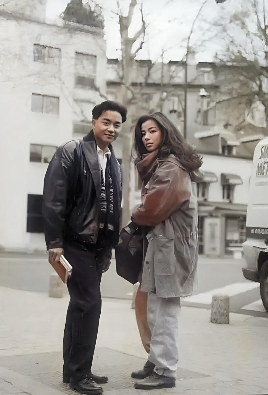 张国荣和钟楚红在1991年法国街头. 照片中的钟楚红性感迷人.