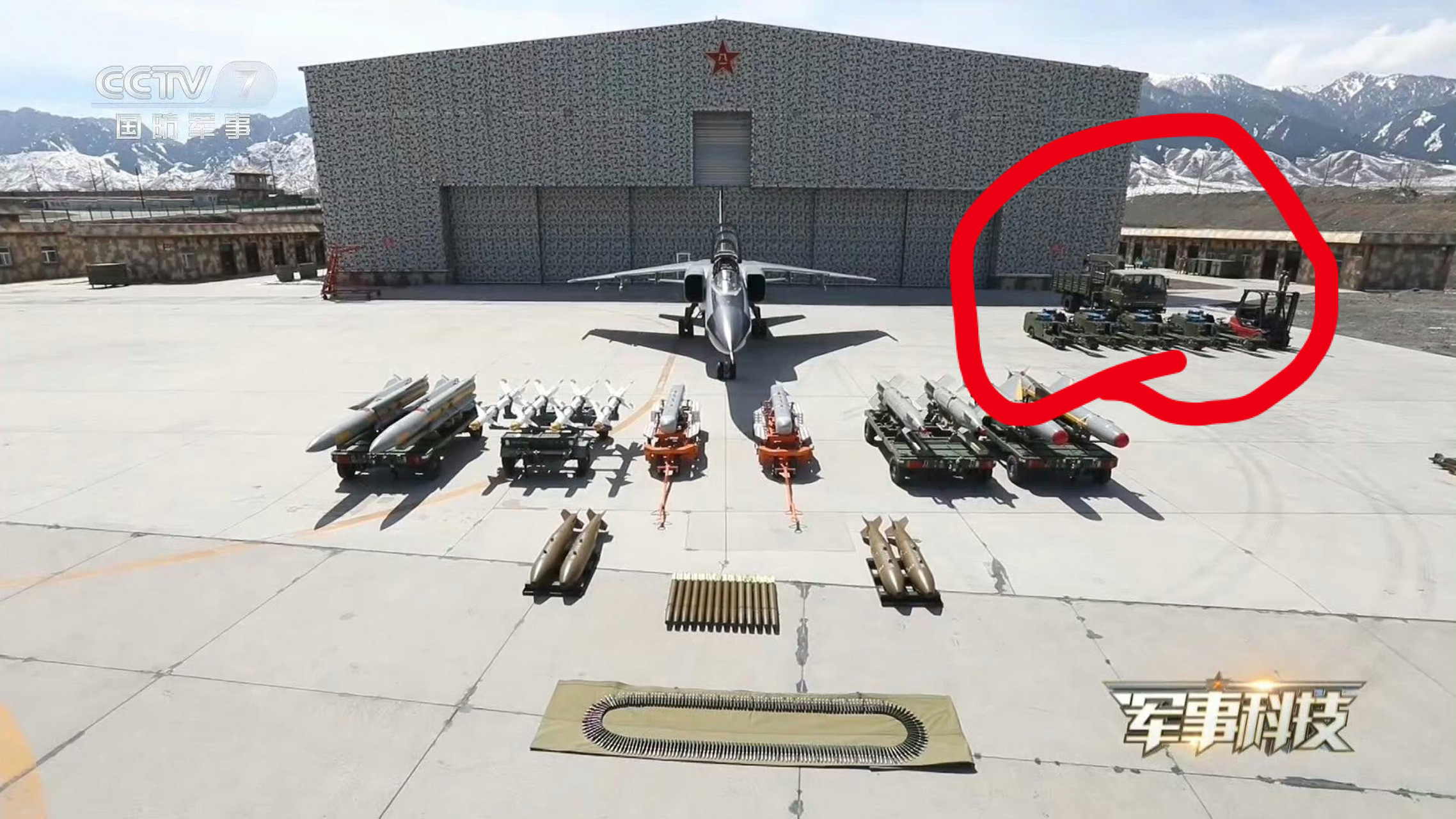 这张新闻图片,大家都在看空军某部歼轰-7a战斗机的机载武器,的确,相比