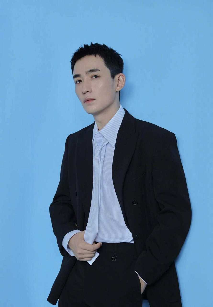 作为品牌挚友,朱一龙黑色西装亮相今日lv 2021春夏男装秀,简洁沉稳,内