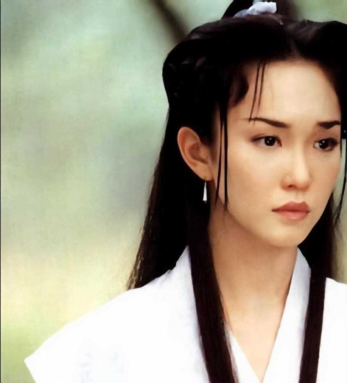 51岁范文芳晒泳装照庆祝节日,高龄产子被宠成公主 有着新加坡四美称号