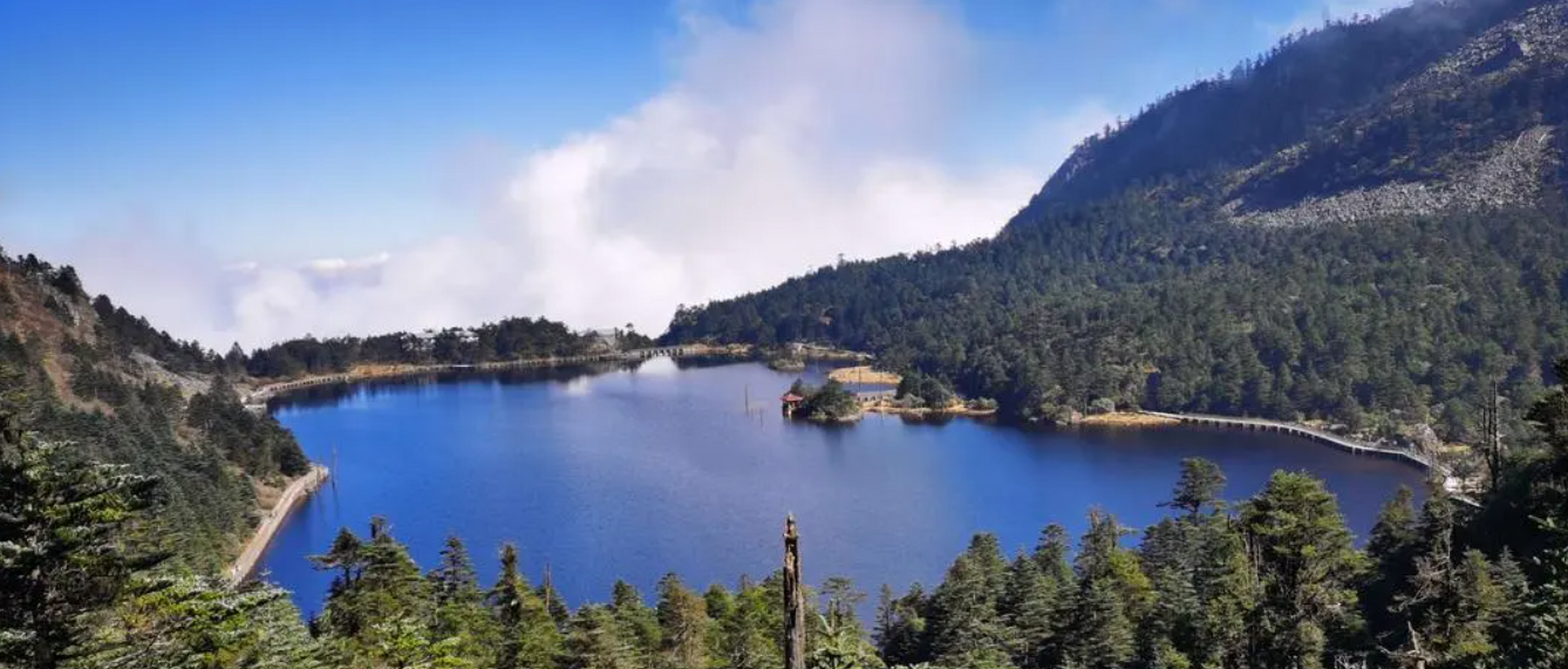 螺髻山,位于四川省凉山彝族自治州,跨足西昌市,普格县,德昌县,总面积