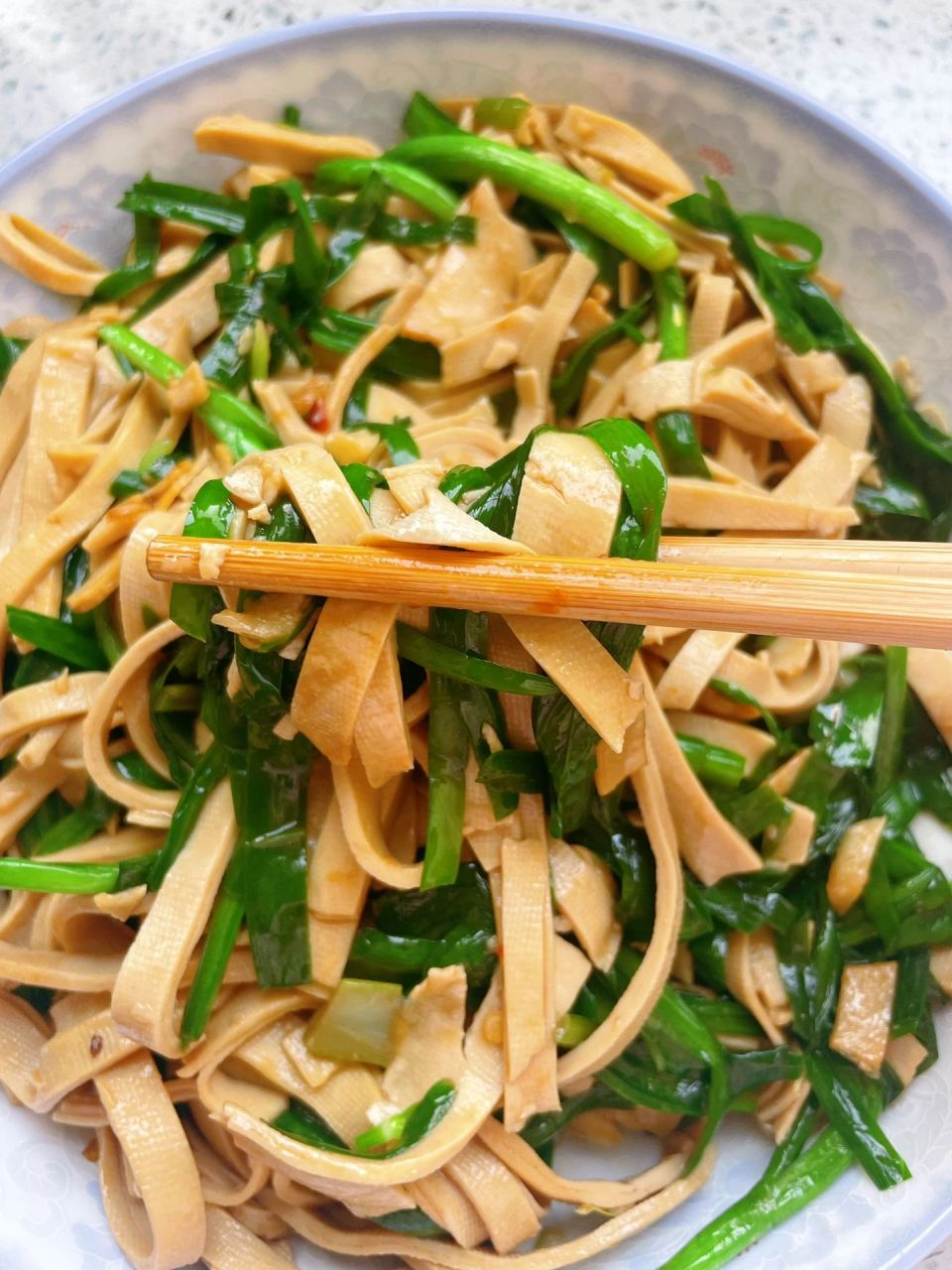 【所需食材】韭菜,豆皮,葱蒜,干辣椒 【烹饪步骤】1,油热放葱蒜末和