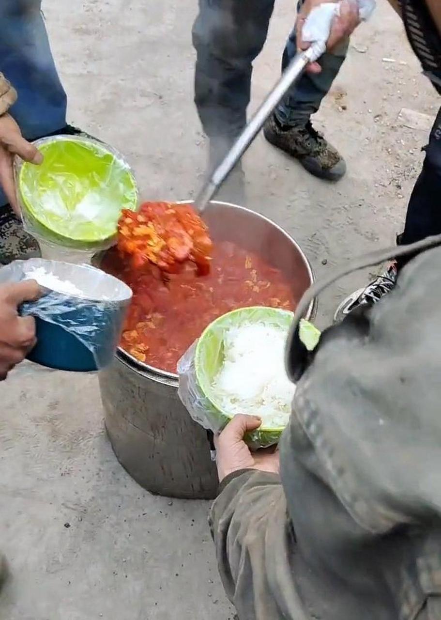 网友:干最累的活,吃最差的饭菜,这就是农民工的心酸吧!