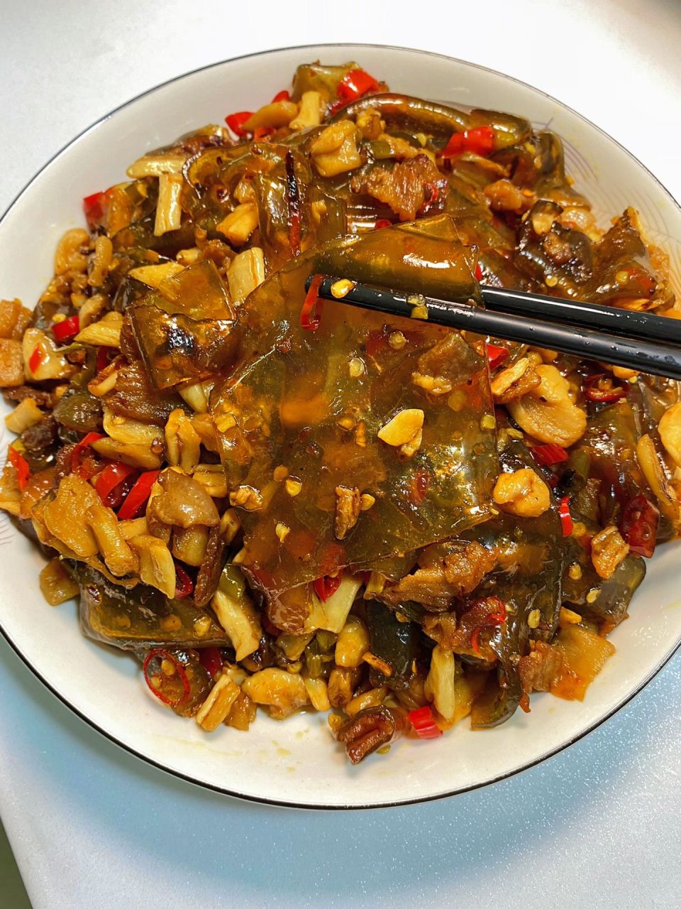 求求了一定要做这个炒粉皮 吃一次就会爱上 食材: 红薯粉皮 萝卜干