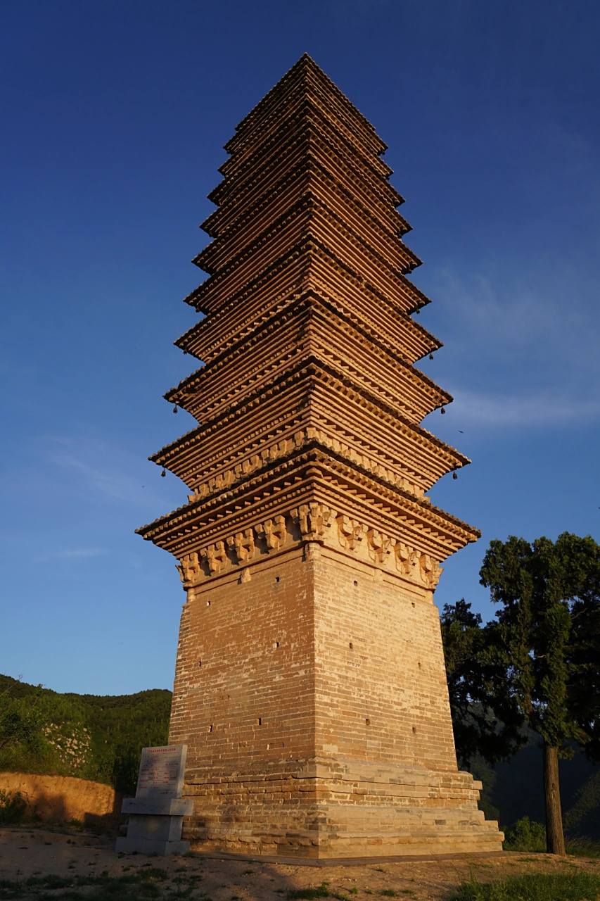 旱泉塔 位于山西省运城市万荣县高村乡孤山西麓,原为孤山槛泉寺附属