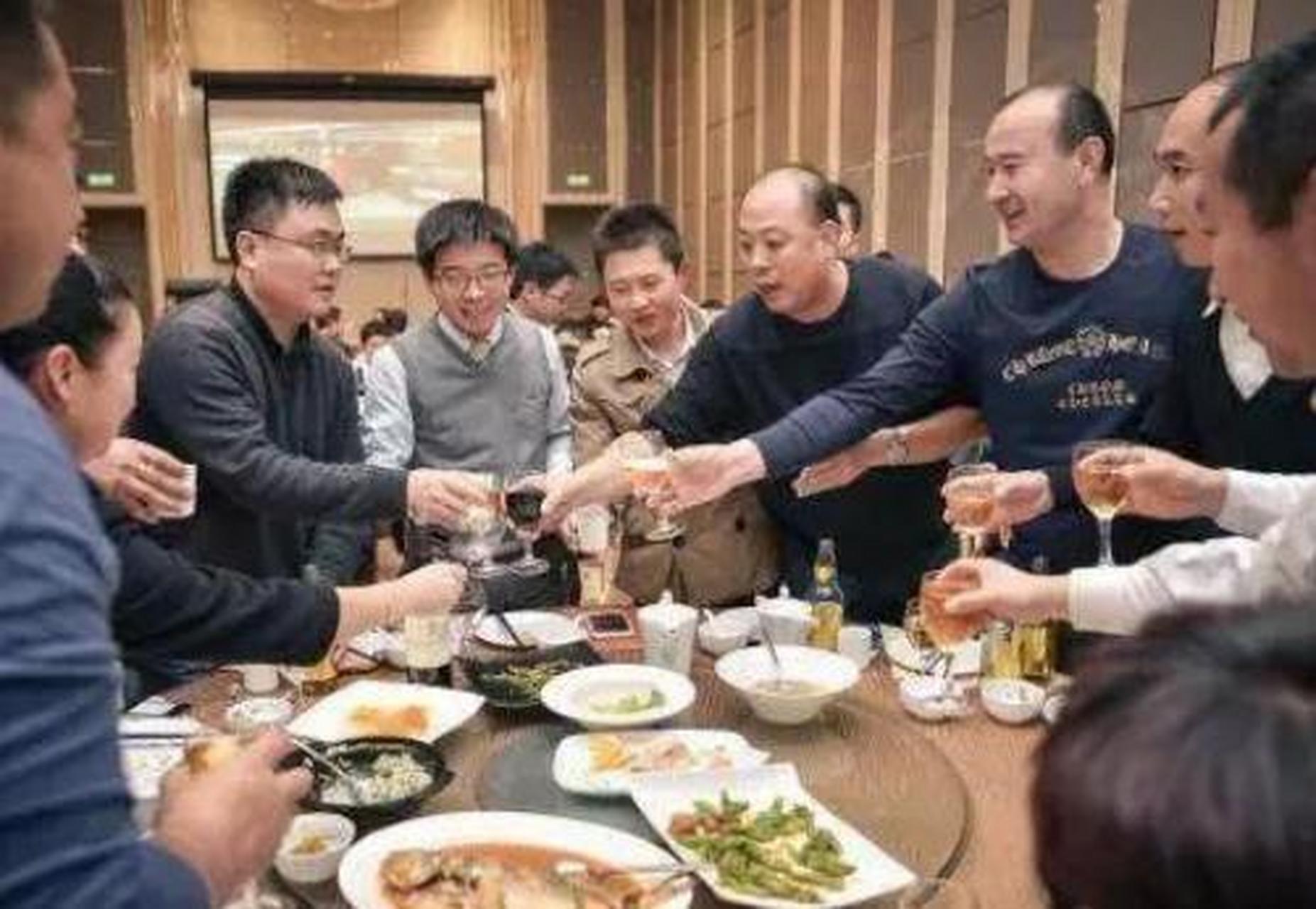 10年前,我和领导参加了一个饭局,最年轻,最没地位的我几乎没有坐下来