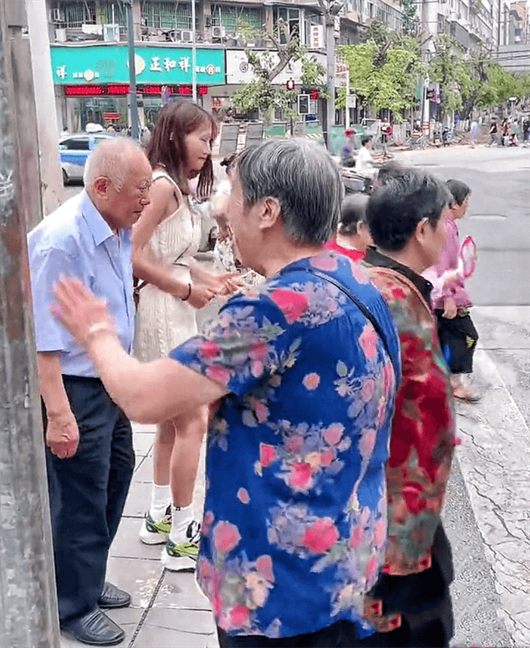 有了这次的教训,姑娘下次就不敢再闯红灯?