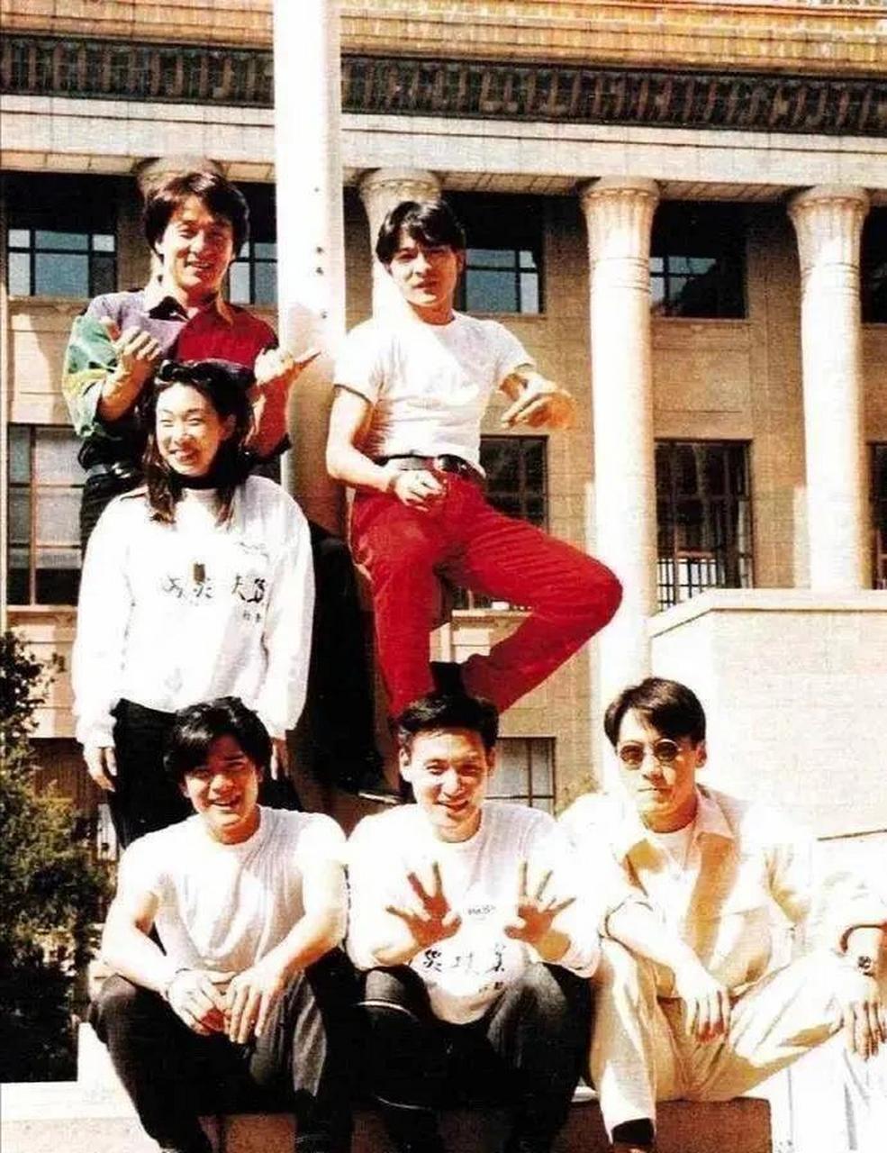 1993年,成龍,林憶蓮和四大天王在人民大會堂前合影留念的照片.